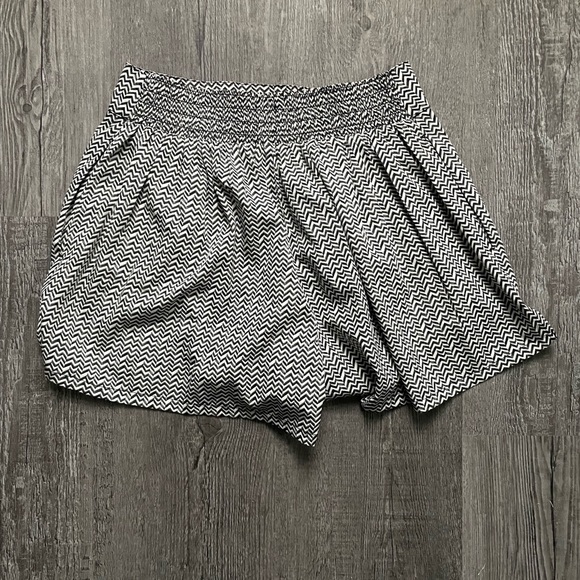 Flowy Patterned Shorts - Picture 1 of 3